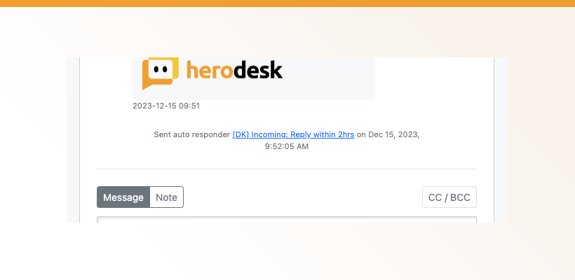 En Herodesk-samtale med et automatisk svar over beskededitoren.